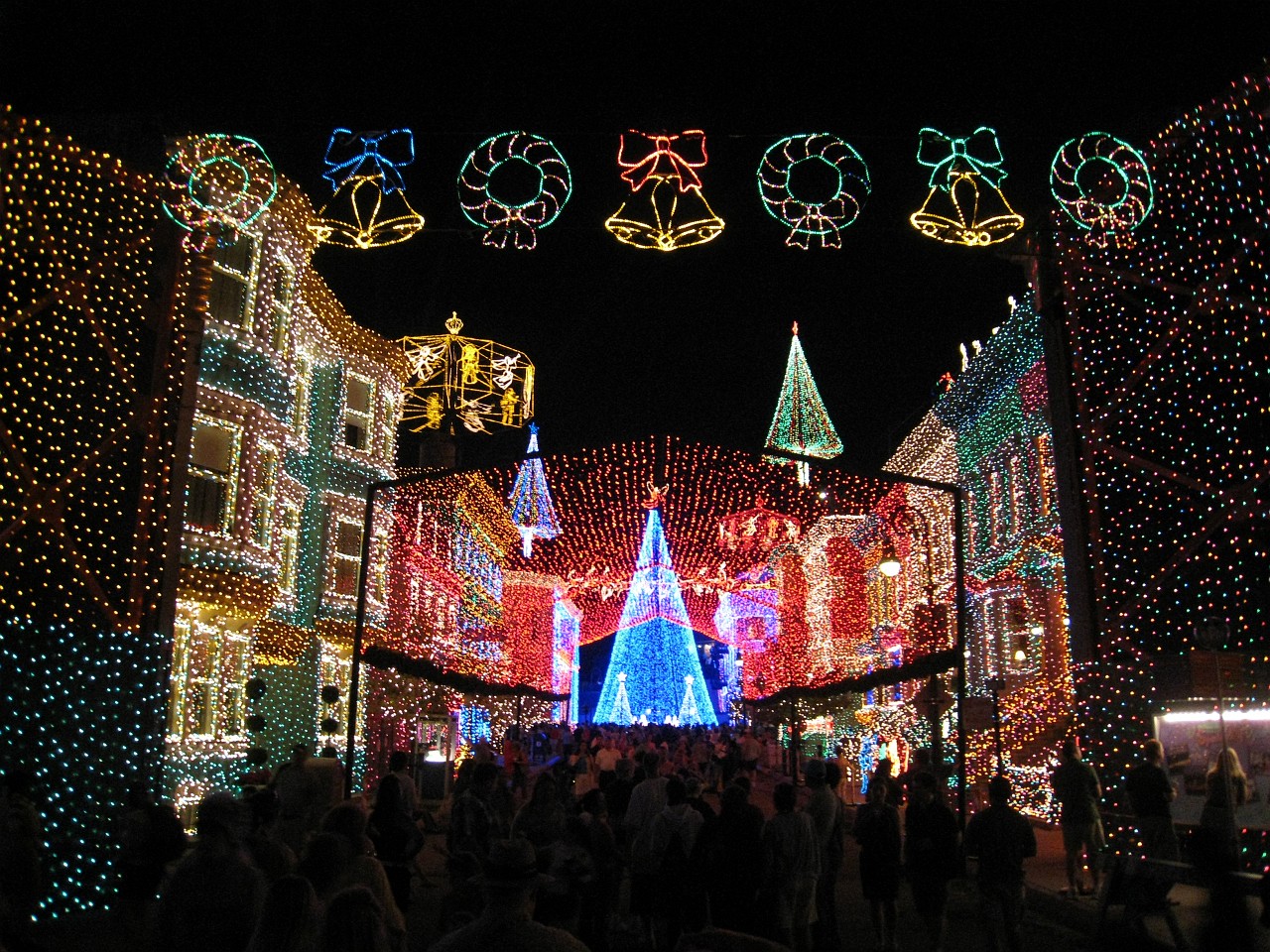 Vacation 2007-12 - Beaches Disney Hotels 0988.jpg - On the 2007-08 Florida vacation we visited beaches from Fort Myers to Sanibel Island sampling local food along the way. Green water and white sugar beaches! Arriving at Disney World we visited several of the theme resorts.